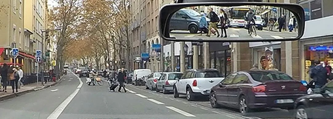 Ілюстрація до питання: Водій транспортного засобу, наближаючись до пішоходів, які перетинають автомобільну дорогу за межами наземного…