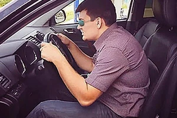 Ілюстрація до питання: Чи правильно в даному випадку водій відрегулював положення сидіння та рульового колеса перед початком руху?