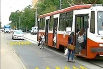 Ілюстрація до питання: У цьому випадку водій білого автомобіля може продовжувати рух лише тоді, коли пішоходи залишать проїзну частину і в…