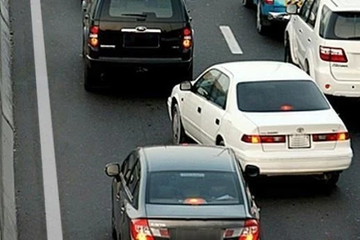 Ілюстрація до питання: Коли інший автомобіль розпочав маневр перестроювання у вашу смугу зі смуги праворуч, Ваші дії:
