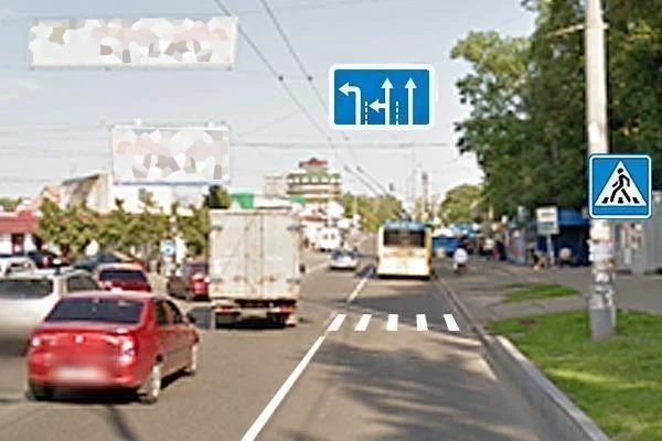 Ілюстрація до питання: Чи дозволено водієві червоного автомобіля рухатись прямо у даному випадку?