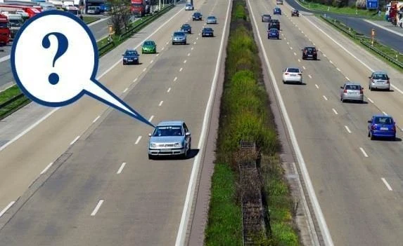 Ілюстрація до питання: За яких умов водієві легкового автомобіля дозволено рух по крайній лівій смузі на дорозі з розділювальною смугою?