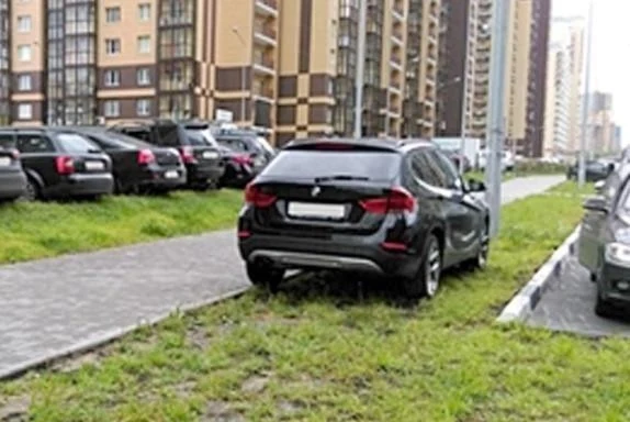 Ілюстрація до питання: Чи дозволена стоянка автомобіля в цьому місці?