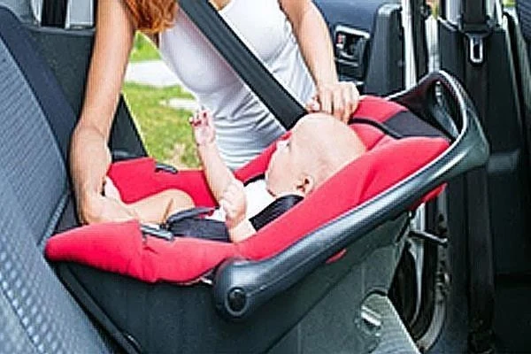 Ілюстрація до питання: Садити дитину в авто потрібно з боку: