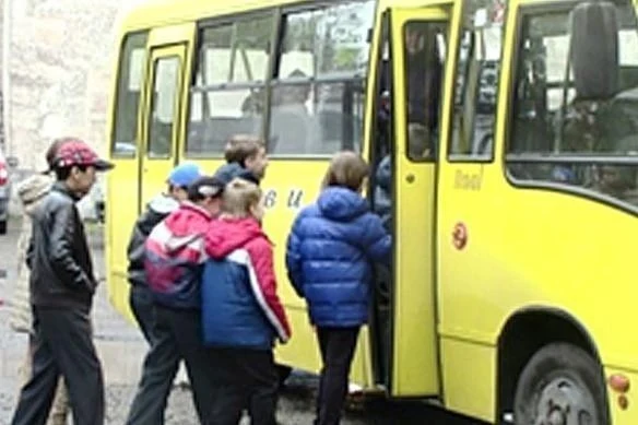 Ілюстрація до питання: Як ви повинні вчинити в ситуації, наближаючись до автобуса, який виконує посадку або висадку організованих груп дітей?