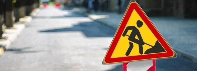 Ілюстрація до питання: Чи потрібно зменшити швидкість до та після проїзду цього дорожнього знаку?