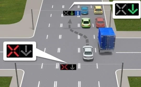 Ілюстрація до питання: Чи дозволено водієві сірого автомобіля в'їхати на реверсивну смугу так, як показано на малюнку?