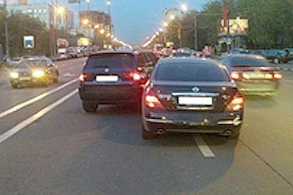 Ілюстрація до питання: Як Ви повинні вчинити, якщо зіштовхнулися з агресивною манерою водіння водіїв, що рухаються попереду?