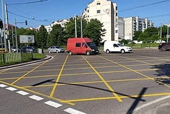 Ілюстрація до питання: Ця горизонтальна дорожня розмітка позначає ділянки, на які забороняється виїжджати на перехресті, якщо попереду…