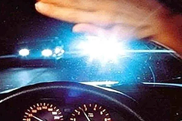 Ілюстрація до питання: Чи дозволено зупинитися, змінивши смугу руху у разі засліплення?