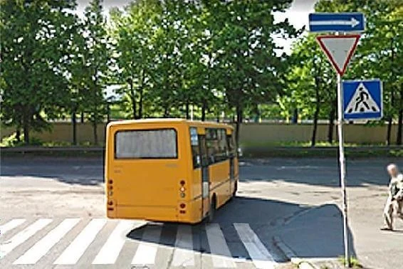 Ілюстрація до питання: Чи дозволено Вам повернути ліворуч у даному випадку?